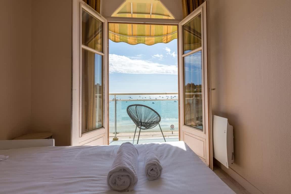 Les Pieds Dans L'Eau - Bel Appartement - Vue Mer Cancale Kültér fotó
